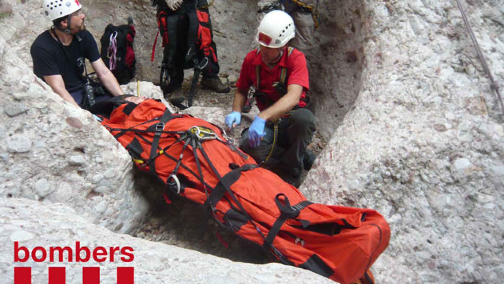 Bomberos de la Generalitat rescatan a un excursionista en la montaña / BOMBERS