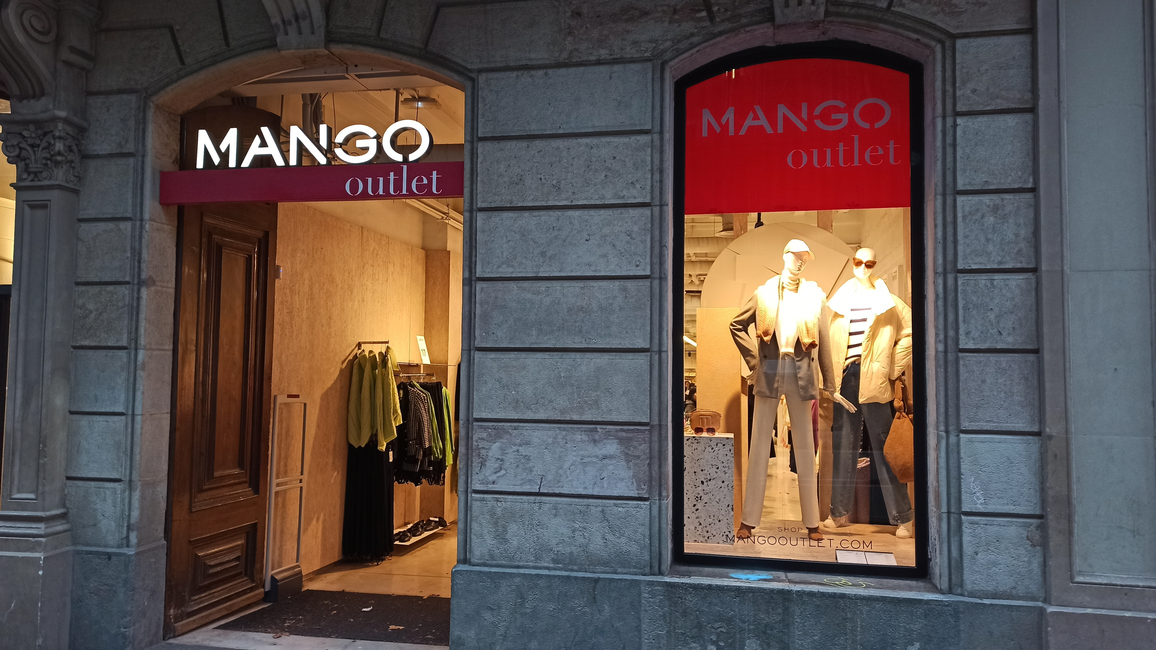 Entrada del 'outlet' de la firma de ropa Mango en Barcelona / HUGO SÁNCHEZ - CG