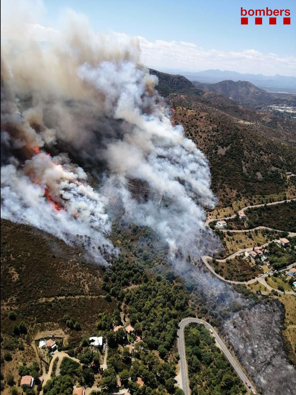 El viento propaga las llamas del incendio forestal en Llançà / BOMBERS