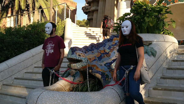 Dos militantes de Arran encadenados al dragón del Parc Güell / Twitter