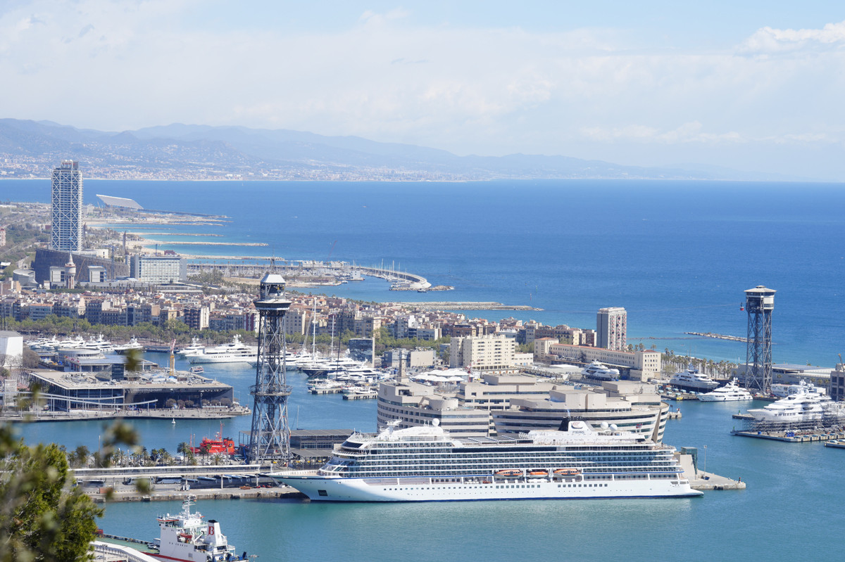 Un crucero atracado en el Puerto de Barcelona / EFE