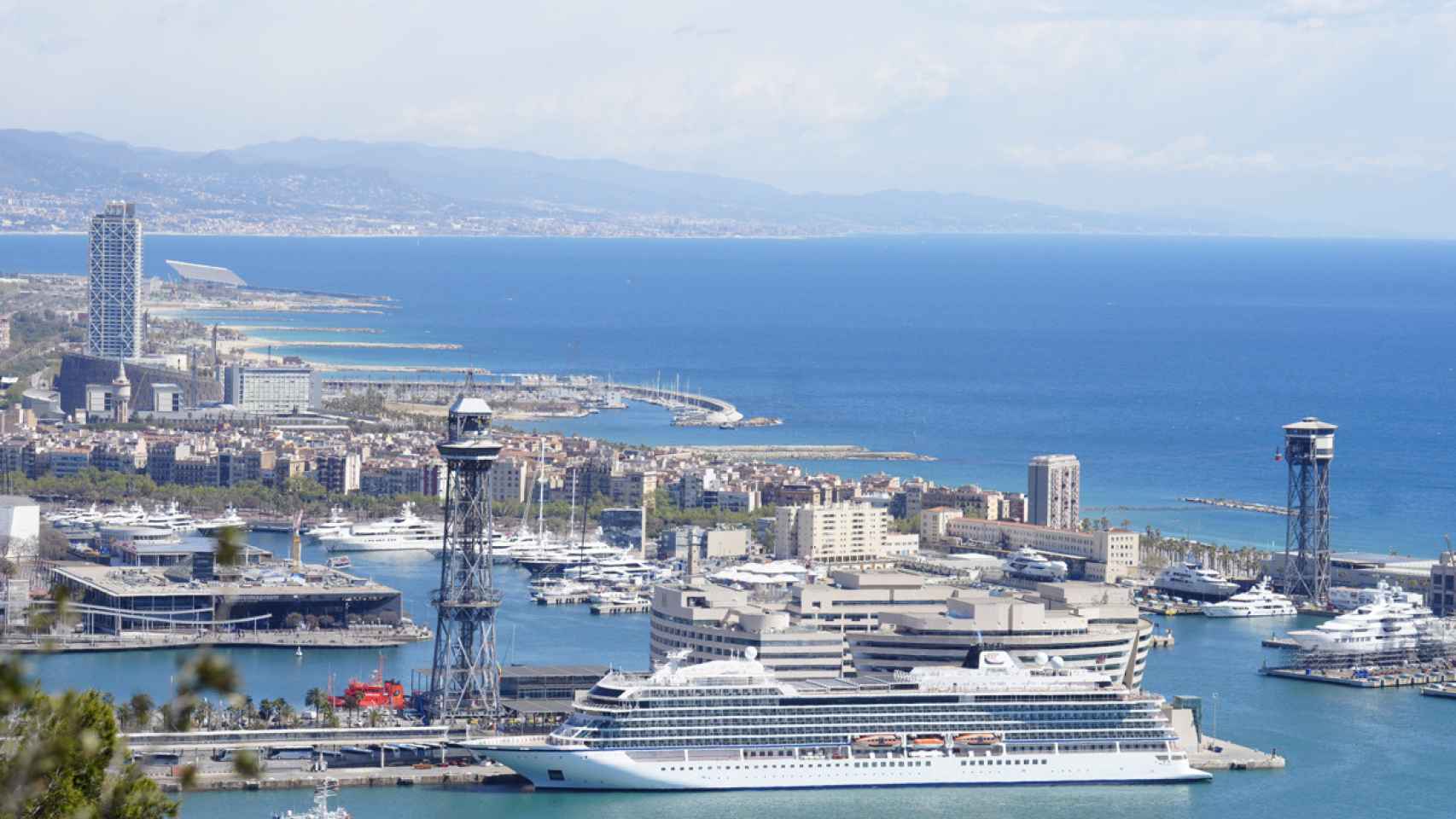 Un crucero atracado en el Puerto de Barcelona / EFE