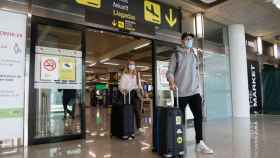 Varios catalanes en el aeropuerto de El Prat, como los que se marchan al extranjero / EP