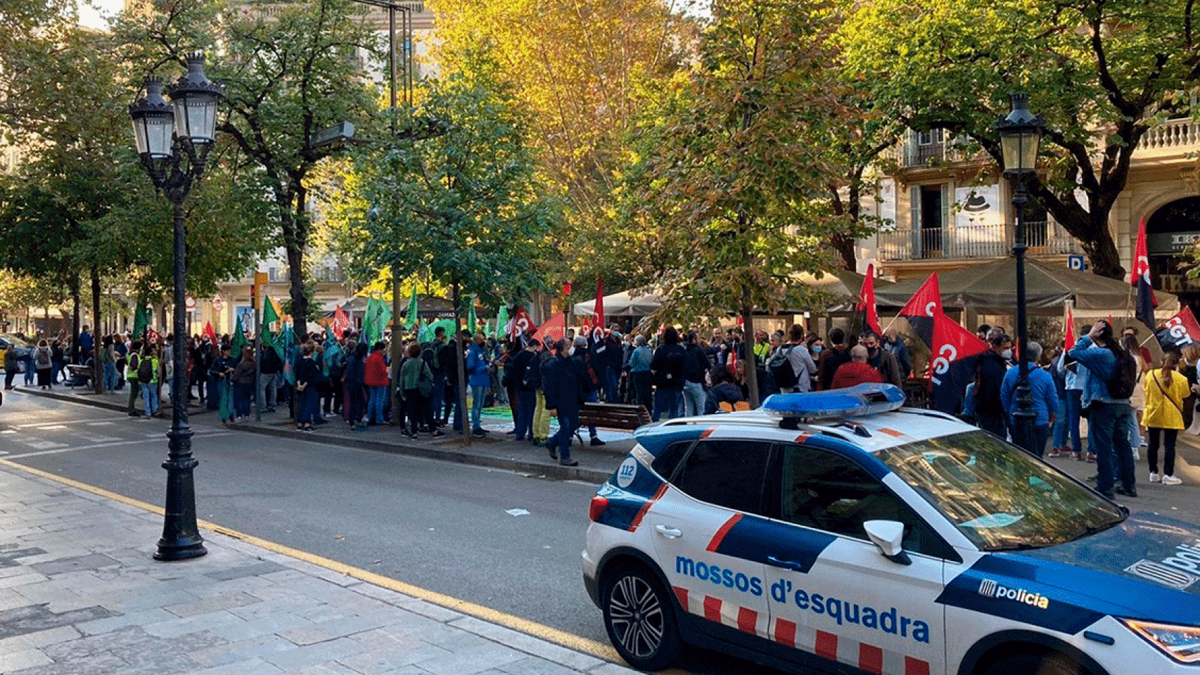 Imagen de archivo de una manifestación durante la huelga de interinos delante de la Diputación de Barcelona / EP