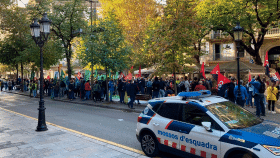 Imagen de archivo de una manifestación durante la huelga de interinos delante de la Diputación de Barcelona / EP