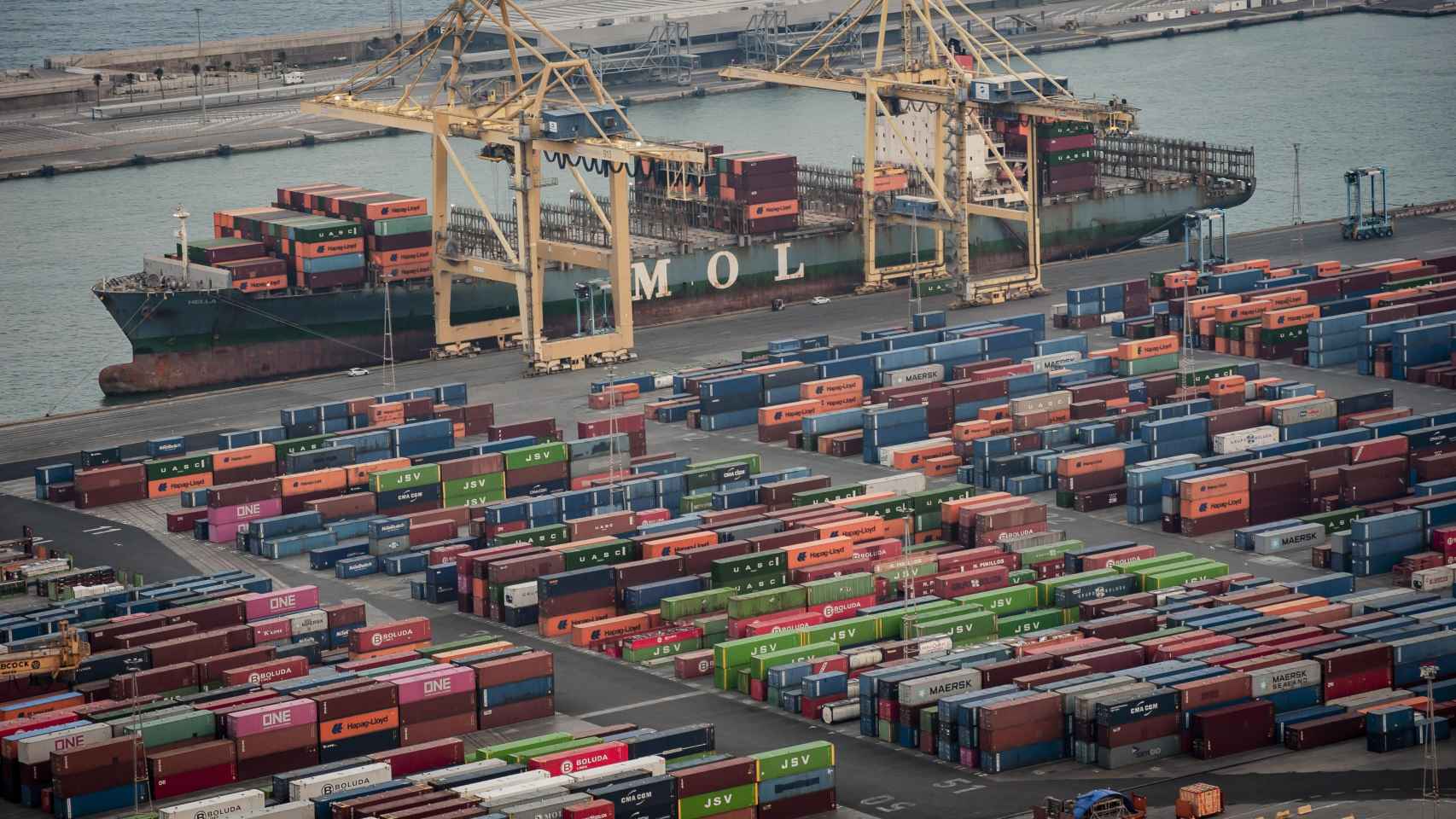Contenedores en el puerto de Barcelona, imagen del colapso del comercio mundial / EP