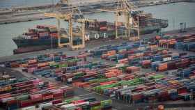 Contenedores en el puerto de Barcelona, imagen del colapso del comercio mundial / EP