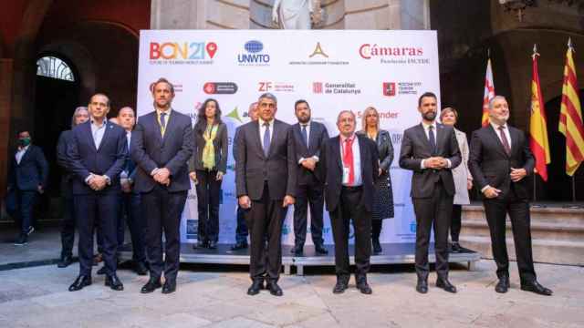 Las autoridades gubernamentales y representantes del sector turístico en la cumbre del futuro del turismo / GENERALITAT