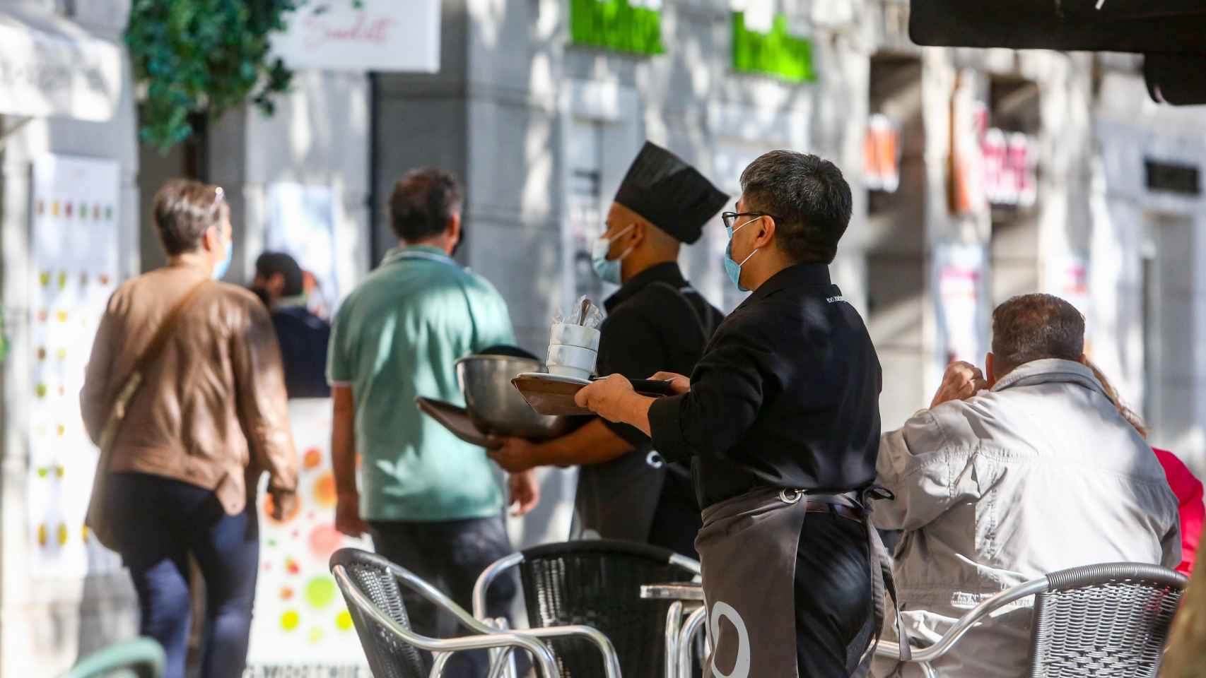 Dos camareros sirven en una terraza de Cataluña / EP