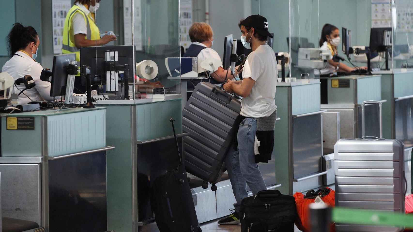 Un pasajero factura su equipaje en el aeropuerto de El Prat / EFE