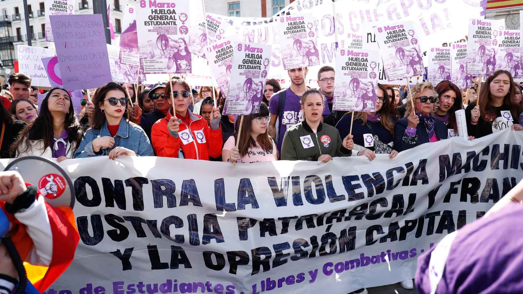 Numerosas mujeres en una manifestación feminista. Clara Campoamor y Victoria Kent / EP