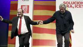 El candidato del PSC a la presidencia de la Generalitat, Miquel Iceta, baila acompañado del expresidente del alcalde de Cornellà de Llobregat (Barcelona), Antoni Balmón, en el mitin final del partido / EFE