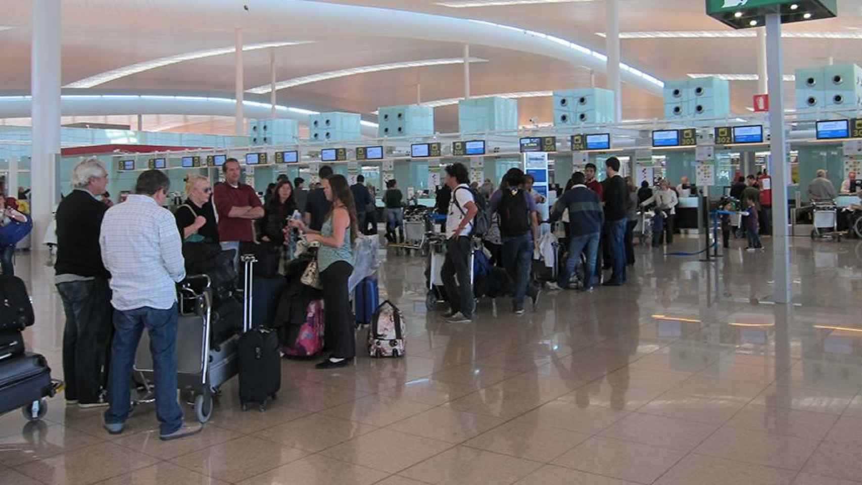 Cola de pasajeros en el aeropuerto de El Prat, que encajará una huelga indefinida de vigilantes a partir del viernes / EP