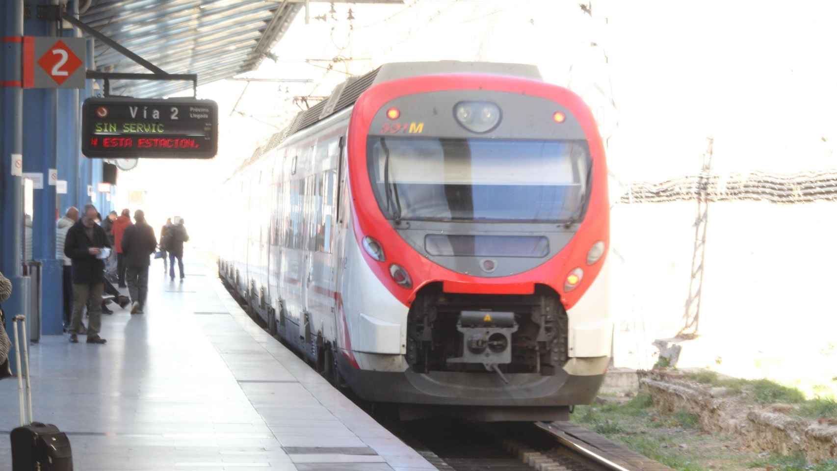 Tren de Renfe Cercanías en una estación en Madrid