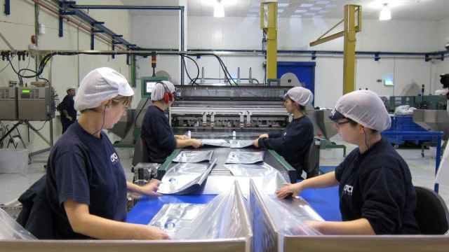 Imagen de archivo, varias trabajadoras de una fábrica, durante su jornada laboral / EP