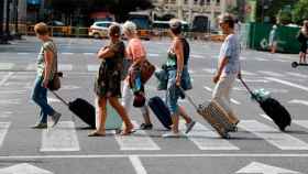 Turistas arrastran maletas en el centro de Valencia / EFE