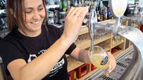 Pilar García, subcampeona del sexto trofeo de tiradores de cerveza de España