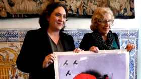 Ada Colau (i), alcaldesa de Barcelona y presidenta del Área Metropolitana, junto a su homóloga en Madrid, Manuela Carmena (d), en una visita institucional en la ciudad / EFE