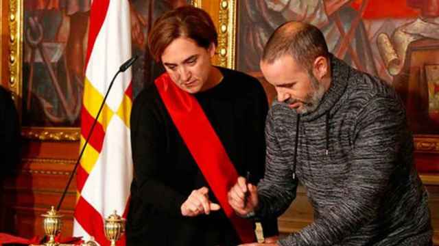 La alcaldesa de Barcelona, Ada Colau y el concejal de Presidencia, Eloi Badia, impulsor de la funeraria municipal / CG