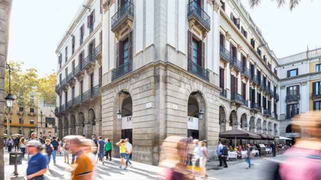 Fachada del Hotel DO Plaça Reial de Barcelona, que estuvo a la venta por un precio muy superior al de mercado / CG