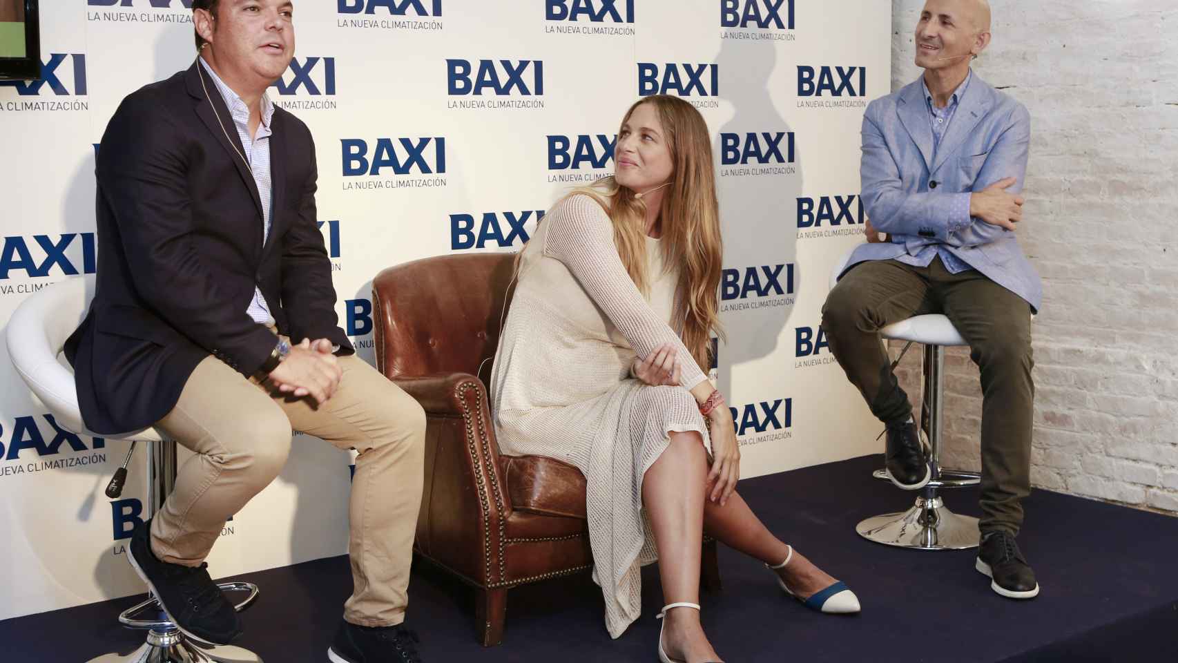 El director general para España y Portugal de Baxi, Jordi Mestres, la modelo Martina Klein y el diseñador Modesto Lomba, en la presentación de la prenda inteligente / BAXI