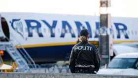 Una policía observa un avión de Ryanair en el aeropuerto noruego de Rygge, cerca de Oslo / EFE