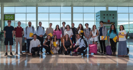 Algunos de los pasajeros del vuelo verde, entre ellos estudiantes de la UOC y la UB, antes de partir de Barcelona a Lyon / VUELING