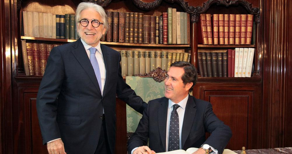 El presidente de CEOE, Antonio Garamendi (d), y el de Foment del Treball, Josep Sánchez Llibre (i) / FdT