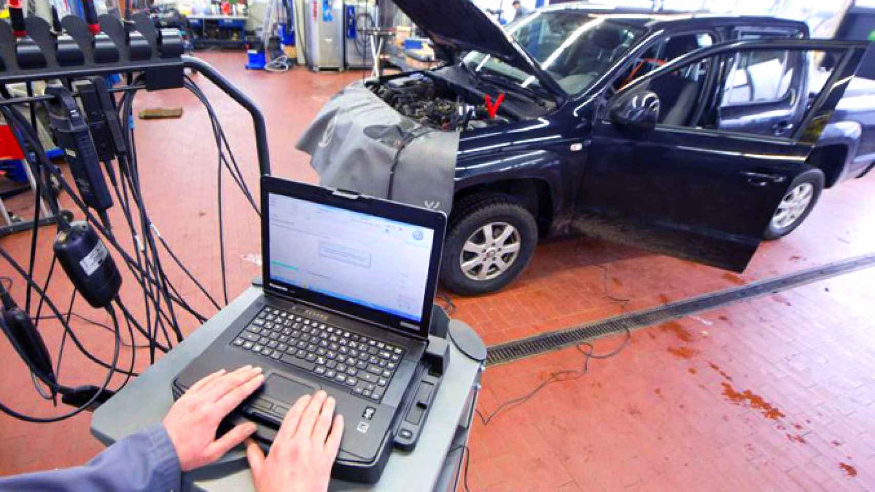 Un mecánico realiza una inspección a un vehículo en una oficina de la ITV / EFE