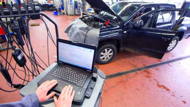 Un mecánico realiza una inspección a un vehículo en una oficina de la ITV / EFE