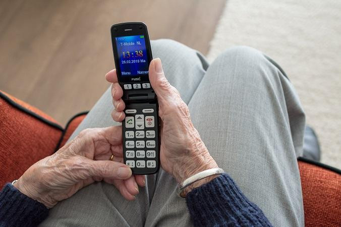 Mujer mayor con un teléfono móvil / PIXABAY