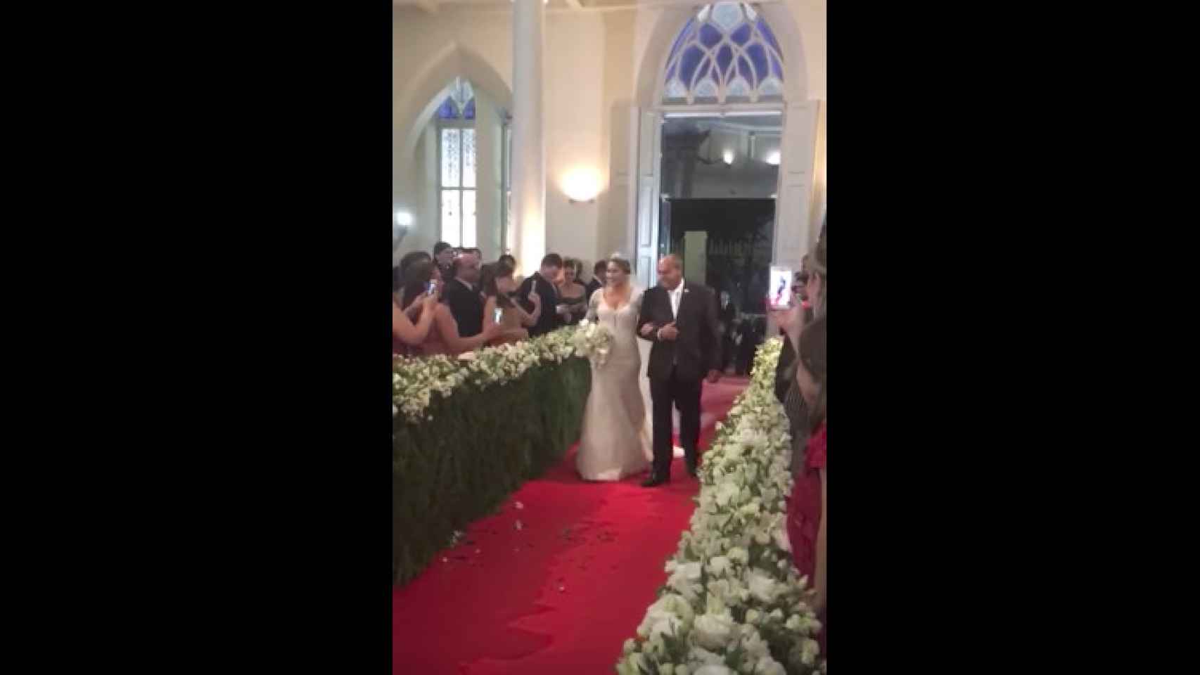 La novia camina hasta el altar en su boda