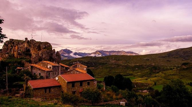 Pueblo en la montaña en Lleida / PIXABAY