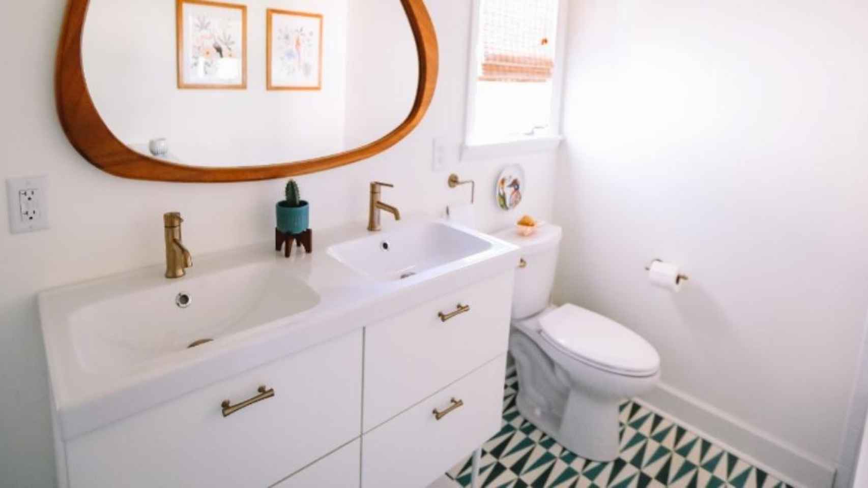 Imagen de un baño con su lavabo y su inodoro / House Method en UNSPLASH