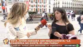 La reportera de Telemadrid, Aránzazu Santos López, se enfrenta a una negacionista / TELEMADRID