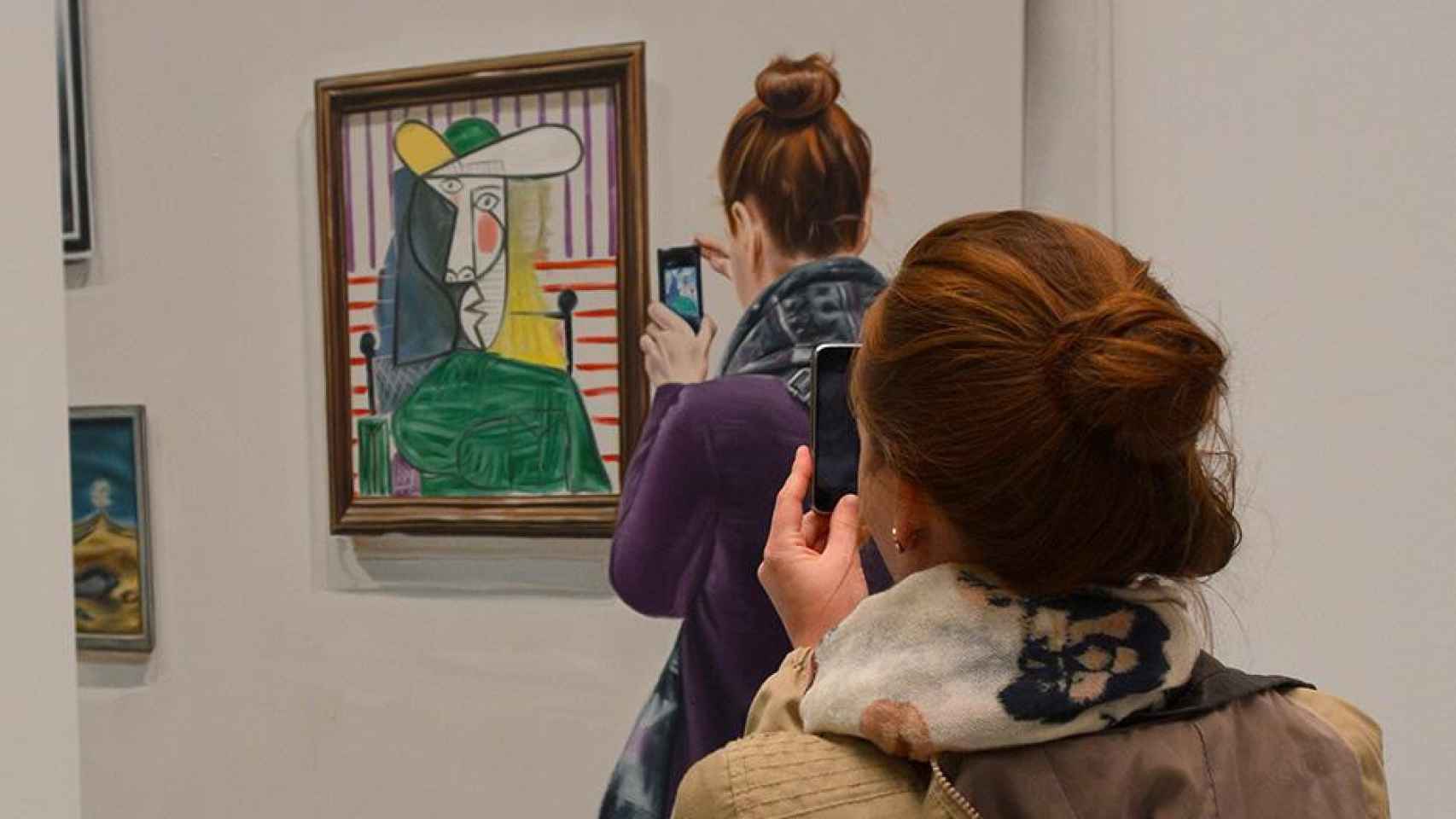 Mujer haciendo una foto para Instagram en un museo / PIXABAY