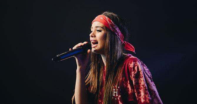 Una artista canta durante un concierto de música en vivo / UNSPLASH - ELIZEU DIAS