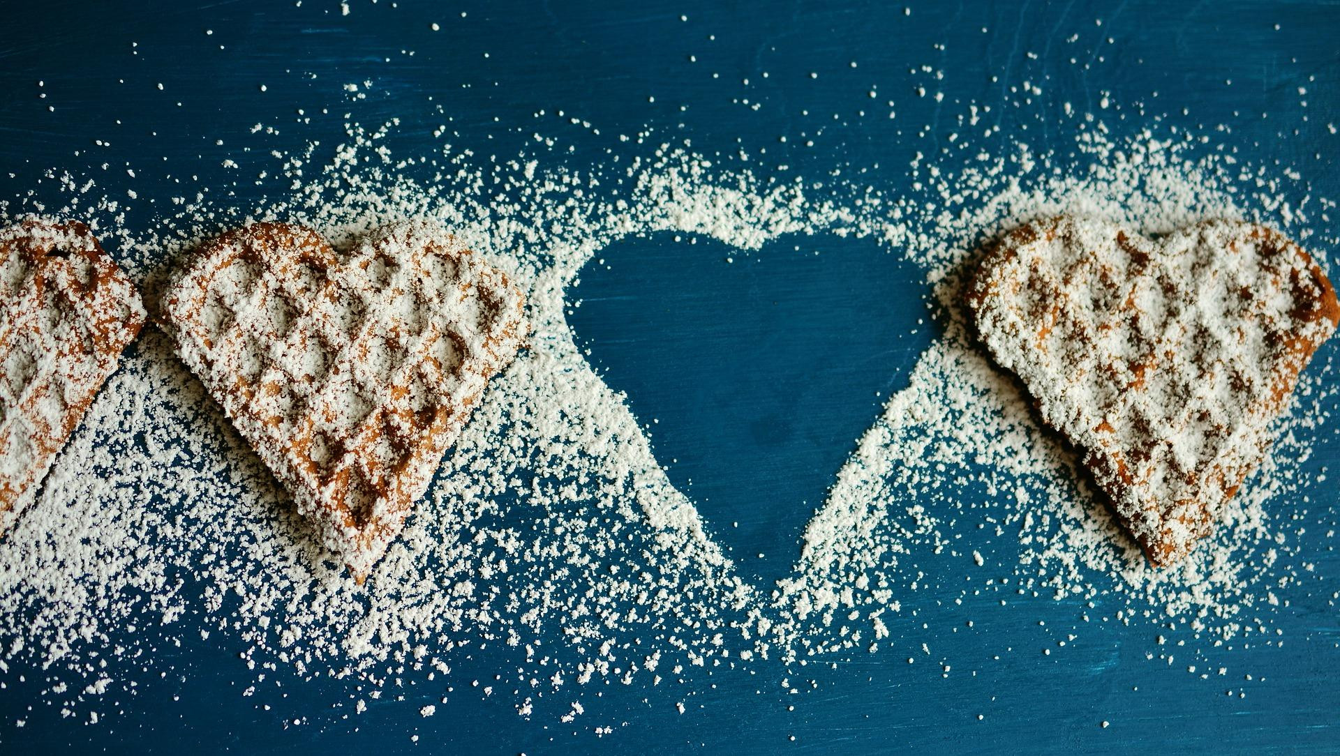 Gofres de azúcar con forma de corazón / CG