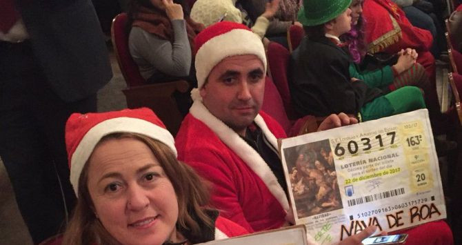 Dos personas disfrazadas de Papa Noel en el sorteo de la Lotería / CD