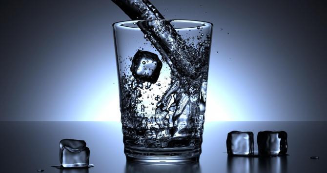 Un vaso de agua con varios cubitos de hielo / CG
