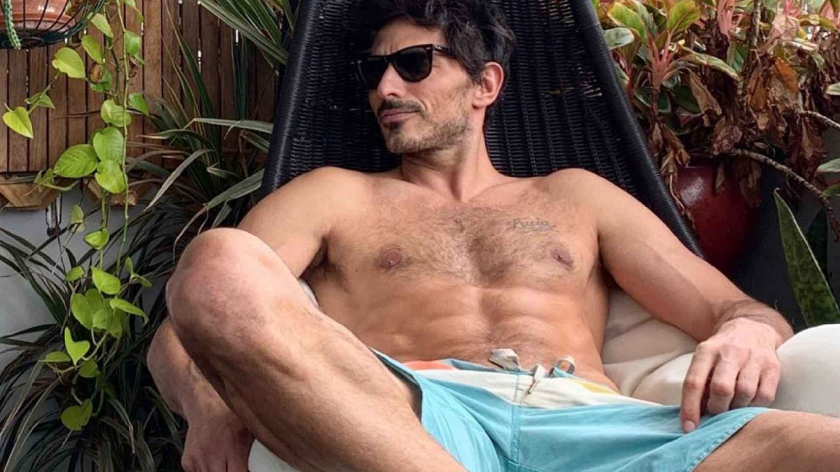 Andrés Velencoso se desnuda en sus redes sociales / INSTAGRAM