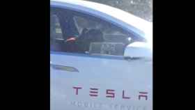 Una foto del conductor de Tesla dormido al volante