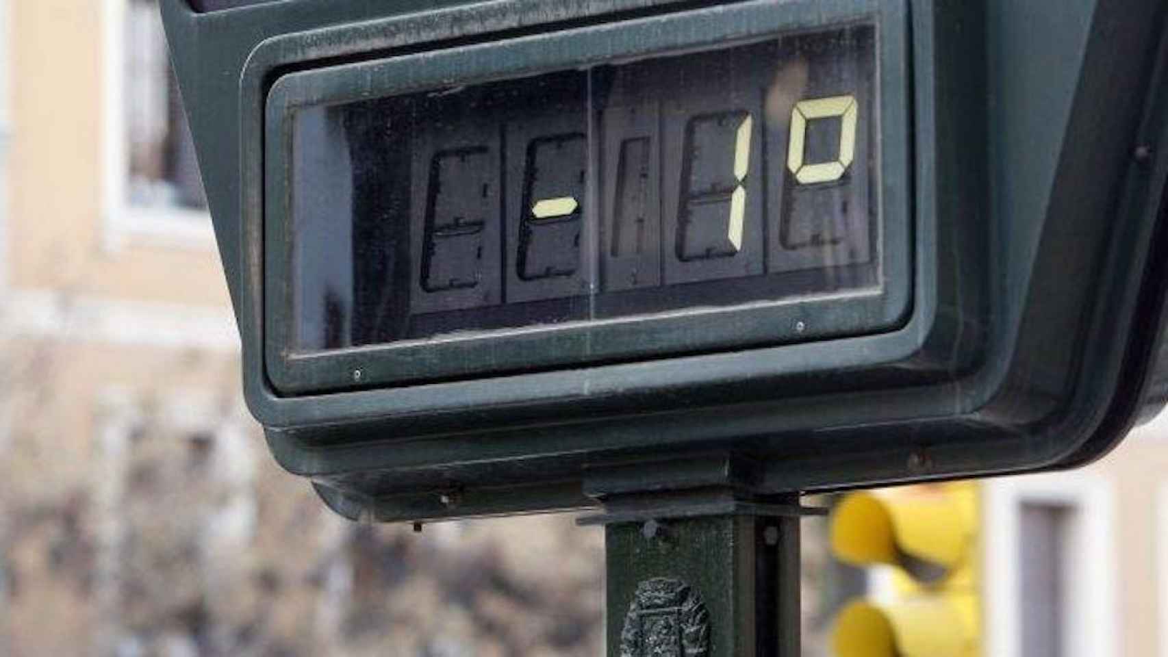 Una foto de archivo de un termómetro de calle que marca -1ºC detenida