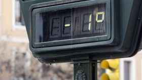 Una foto de archivo de un termómetro de calle que marca -1ºC detenida
