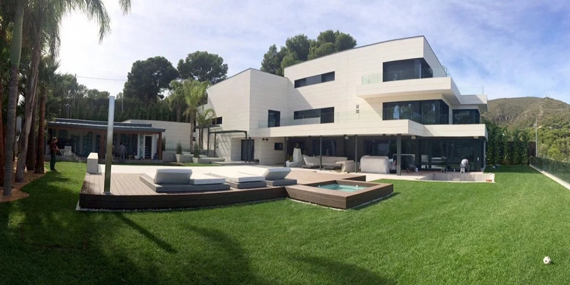El jardín interior de una de las mansiones de Leo Messi en Castelldefels / REDES