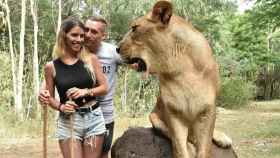 Deulofeu con su pareja criticados por fotografiarse con un león