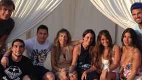Foto en Ibiza de hace algunos años con Pepe Costa, Pinto, Messi, Cesc, Antonella y Daniella Semaann, entre otros / REDES