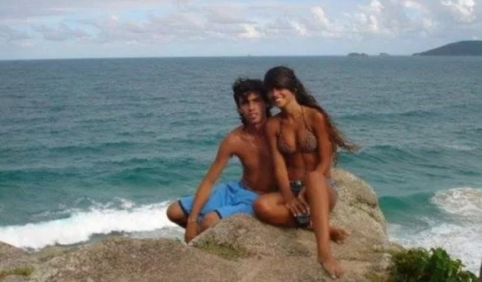 Antonella y su antiguo novio en la playa / Twitter