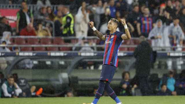Raphinha celebra un gol con los aficionados del Camp Nou / EFE