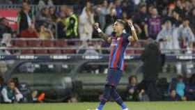 Raphinha celebra un gol con los aficionados del Camp Nou / EFE